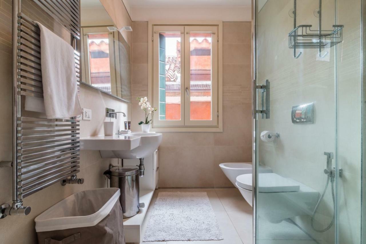 Carmini Canal View And Balcony With Lift Venice Exterior photo